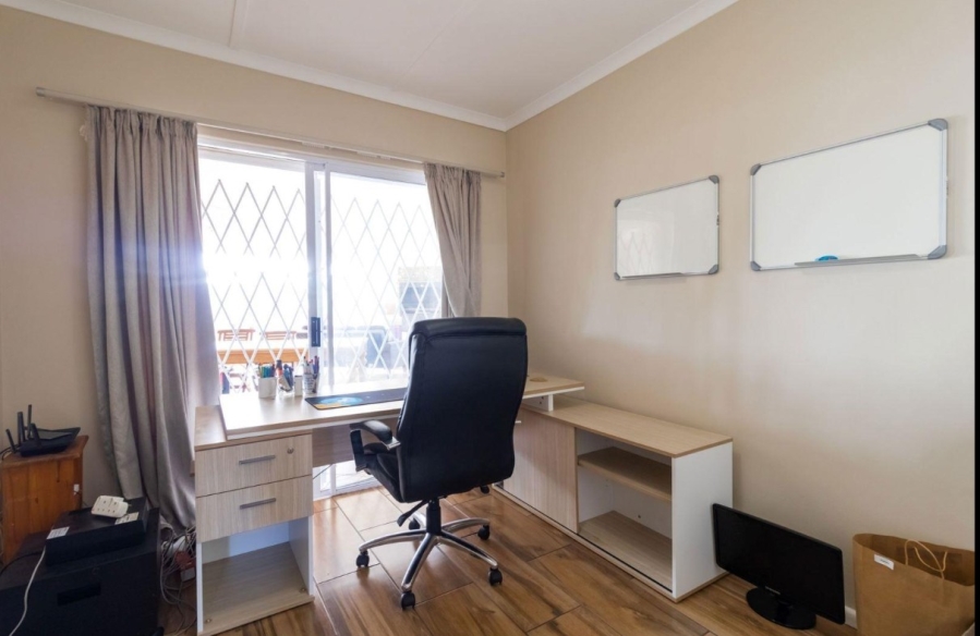 8 Bedroom Property for Sale in Middedorp Western Cape